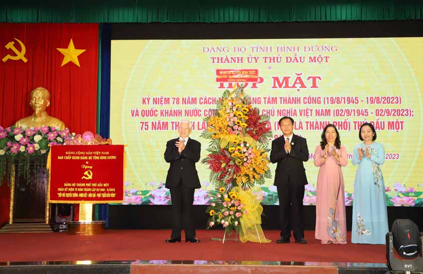 1; Nguyên Chủ tịch nước Nguyễn Minh Triết tặng lẵng hoa chúc mừng Đảng bộ TP.Thủ Dầu Một